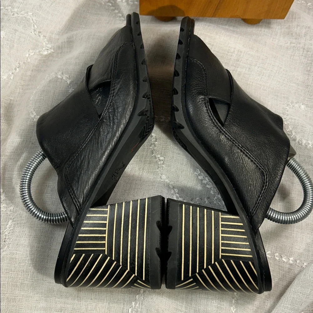 Sorel almost NEW soft glove leather slide in stacked heel sandals